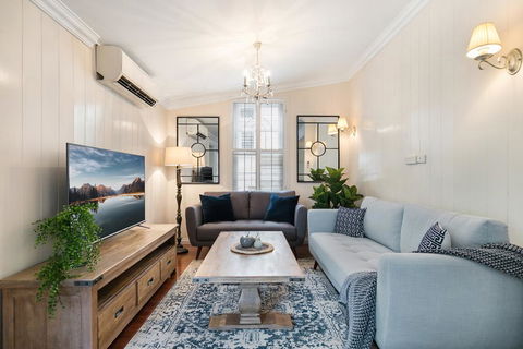 Contemporary Cottage In Perfect Lifestyle Address - Accommodation QLD 0