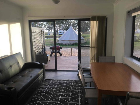 Coonawarra Cabins Unit A - Accommodation QLD 2