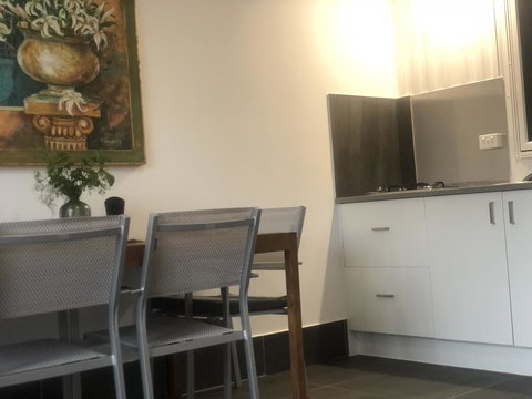 Coonawarra Cabins Unit A - Accommodation QLD 3