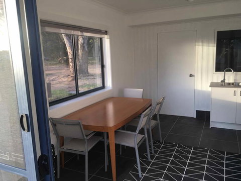 Coonawarra Cabins Unit A - Accommodation QLD 1