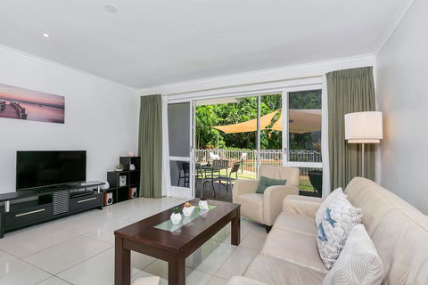 Coral Coast Resort Apartment - Accommodation QLD 1