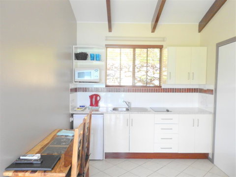 Coral Point Lodge - Accommodation QLD 2