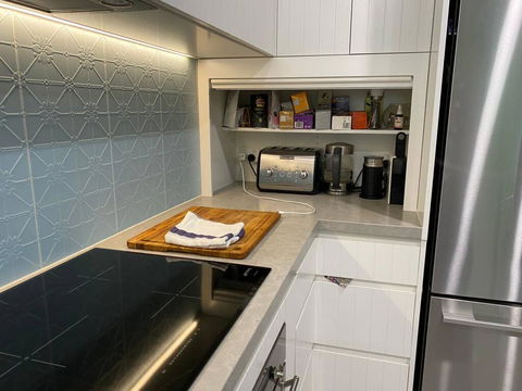 Cosy Backyard Apartment Close To Miami Beach - Accommodation QLD 2