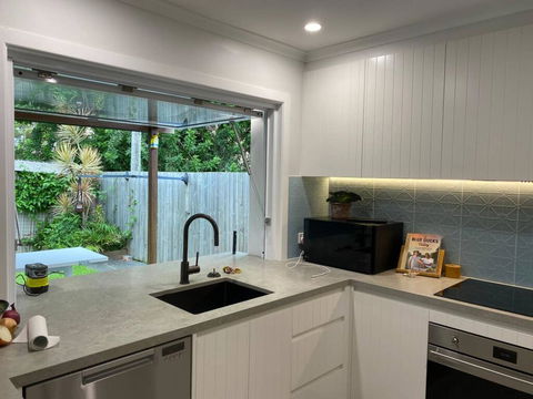 Cosy Backyard Apartment Close To Miami Beach - Accommodation QLD 1