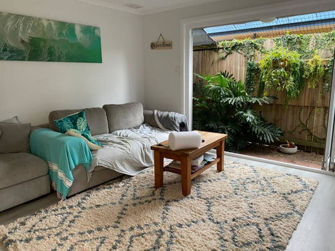 Cosy Backyard Apartment Close To Miami Beach - Accommodation QLD 0