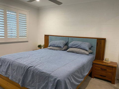 Cosy Backyard Apartment Close To Miami Beach - Accommodation QLD 3