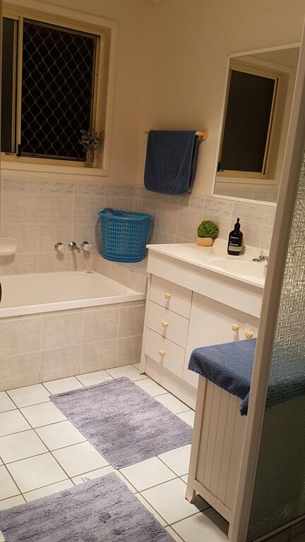 Cosy Quiet Bedroom Ferny Grove - Accommodation QLD 3