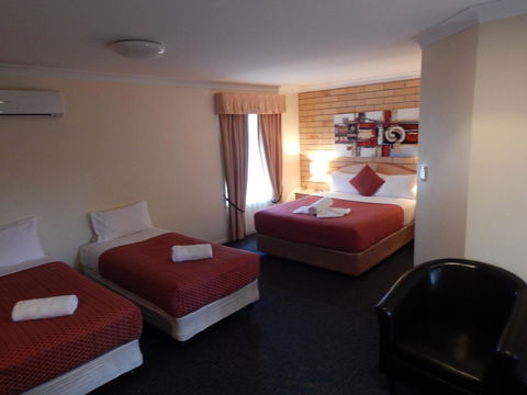 Cotswold Motor Inn - Accommodation QLD 3