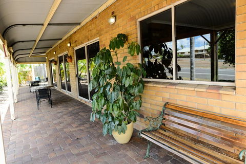 Country Comfort Gin Gin Wild Scotsman Motor Inn - Accommodation QLD 3