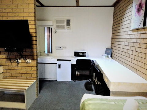 Country Home Motor Inn - Accommodation QLD 2