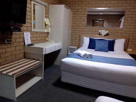 Country Home Motor Inn - Accommodation QLD 3