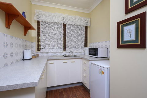 Country Lodge Motel - Accommodation QLD 2