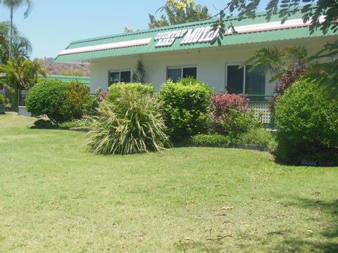 Country Road Motel - Accommodation QLD 3
