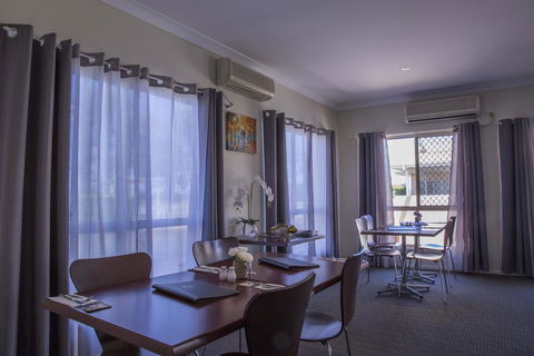 Country Roads Motor Inn - Accommodation QLD 2