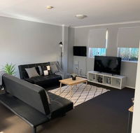 Cozy 3BR Townhouse in Liverpool CBD with parking - Accommodation QLD