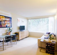 Cozy One Bedroom Apartment in Waverton - Accommodation QLD