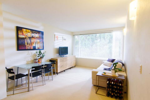 Cozy One Bedroom Apartment In Waverton - Accommodation QLD 0