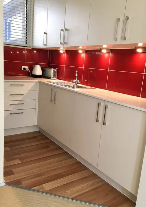 Cozy One Bedroom Apartment In Waverton - Accommodation QLD 3