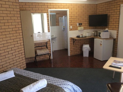 Cross Roads Motel - Accommodation QLD 3