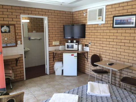 Cross Roads Motel - Accommodation QLD 2