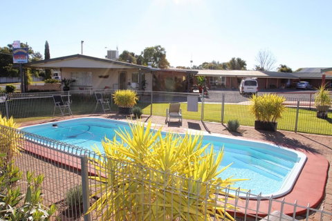 Cross Roads Motel - Accommodation QLD 0