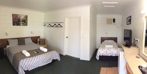 Cross Roads Motel - Accommodation QLD 1