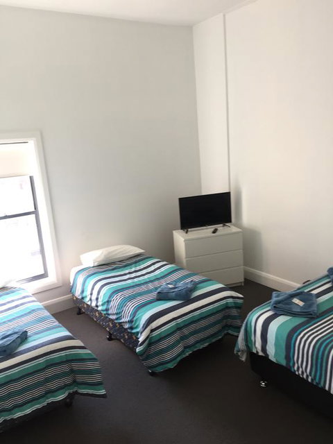 Crown Inn Hotel - Accommodation QLD 2