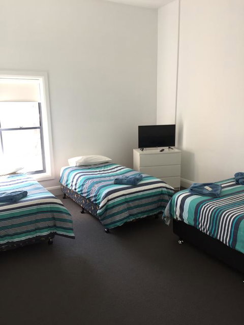 Crown Inn Hotel - Accommodation QLD 1