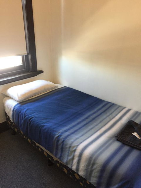 Crown Inn Hotel - Accommodation QLD 3