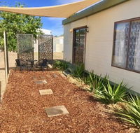 Cute Private Studio Flat with AIRCON - Accommodation QLD
