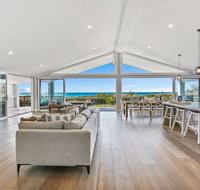 Dayz Dreamin - pool gas fireplace and beachfront - Accommodation QLD
