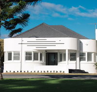 Deco Beach Luxury Apartments - Accommodation QLD