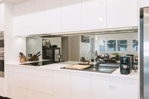 Deco Beach Luxury Apartments - Accommodation QLD 2