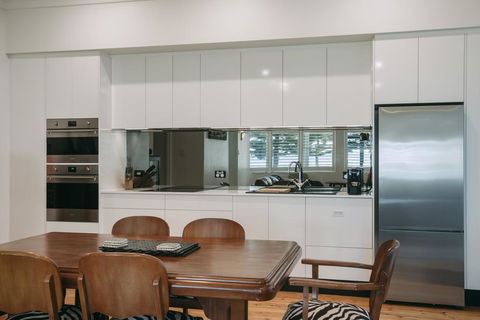 Deco Beach Luxury Apartments - Accommodation QLD 3