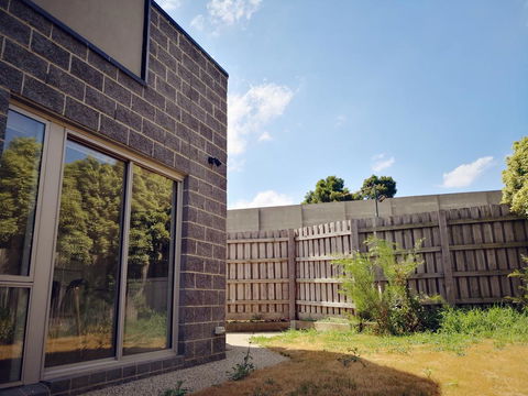 Delicate And Peaceful Bundoora Townhouse 11-R4 - Accommodation QLD 1