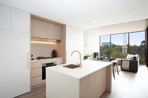Designer Apartment With Balcony In Quiet Suburb - Accommodation QLD 1