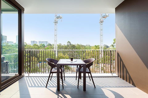 Designer Apartment With Balcony In Quiet Suburb - Accommodation QLD 3