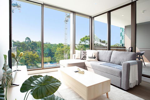 Designer Apartment With Balcony In Quiet Suburb - Accommodation QLD 0
