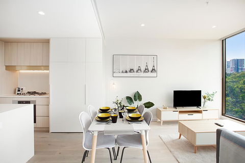 Designer Apartment With Balcony In Quiet Suburb - Accommodation QLD 2