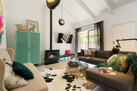 Designer Town Villa - Accommodation QLD 0