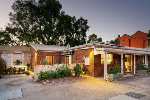 Designer Town Villa - Accommodation QLD 2
