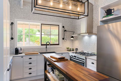 Designer Town Villa - Accommodation QLD 1