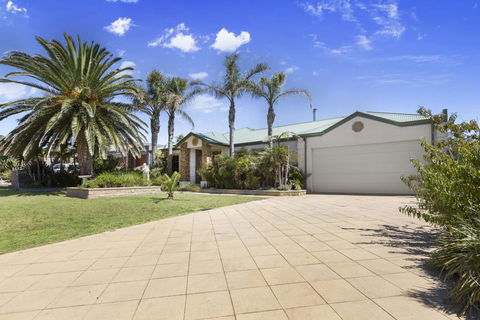 DIAMOND BAY RETREAT - SORRENTO - Accommodation QLD 2
