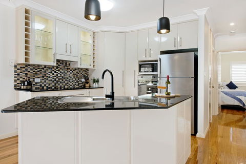 Dolphin Cove - Apt 5 - Accommodation QLD 3