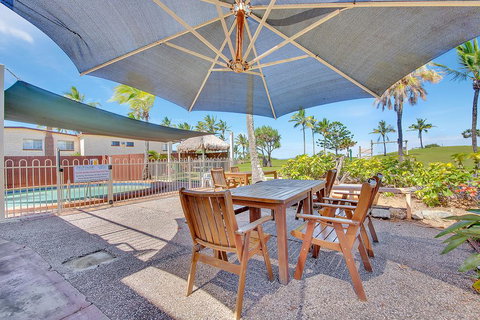 Driftwood On The Beach - Accommodation QLD 3