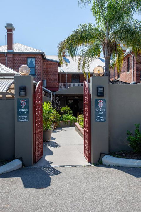 Duke's Inn - Accommodation QLD 3