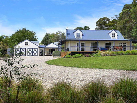 Duncraig House - Open Fireplace, Spa, Pet Friendly - Accommodation QLD 0