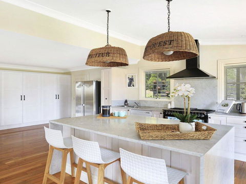 Duncraig House - Open Fireplace, Spa, Pet Friendly - Accommodation QLD 3