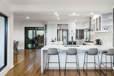 Ellerina Sea Vista Luxury Family Retreat With Sauna, Pool, Amazing Water Views, Walk To Beach - Accommodation QLD 1