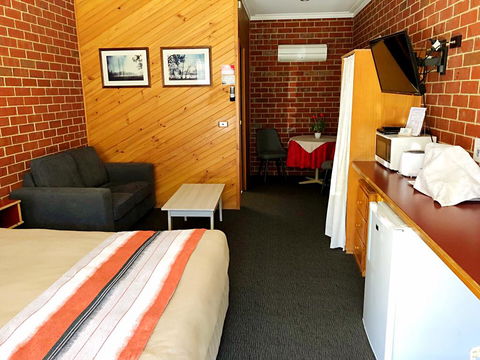Elms Motor Inn - Accommodation QLD 3